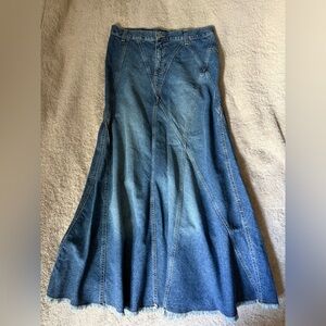 United Colors Of Benetton Dark Blue Denim Detail Skirt
Made in Italy